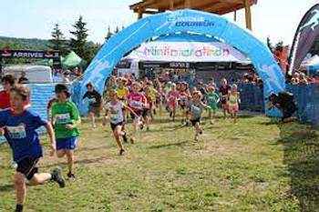 Croyances et opinions des foules : La race, Les traditions et Le temps